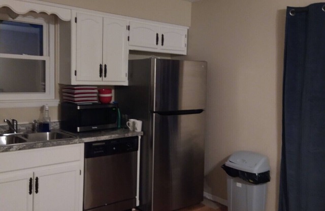 Centrally located Townhouse close to Cable Dahmer Arena and Independence mall.