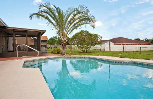 Centrally located 3Br/2Ba Pool Home available for LONGER STAYS!