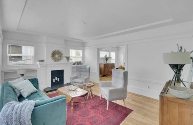 Centrally located W/D in unit, full kitchennn