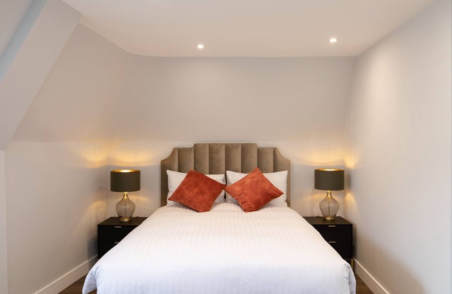 Centre London Flat 2BDR 1.5 Bath Hot tub AC 49" HDTV WIFI Sleeps 4 Family only