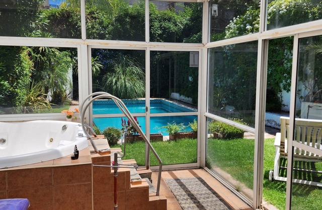 Cerca de todo amplio