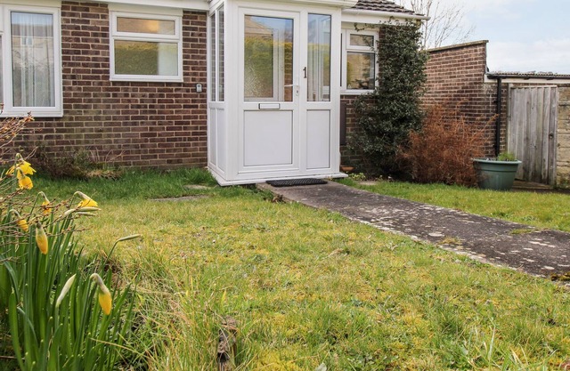 CERNE VIEW, pet friendly, with a garden in Cerne Abbas