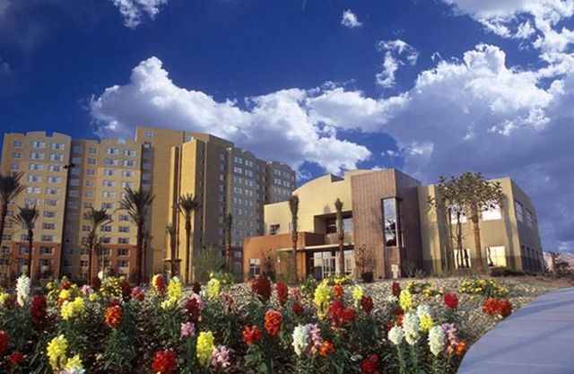 CES - Resort condo for 4 or 8 guests in 2 units , FREE WiFi, FREE pkg