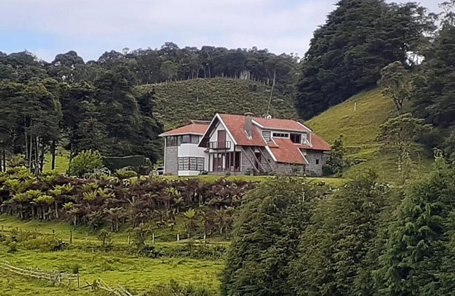 Chácara com Wi-Fi, churrasqueira e lazer em Cunha
