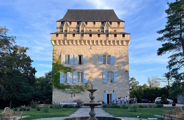 Château Déhès, Tour Médiévale du Xiv° Siècle: Chambre, Salle de Bain au 2°étage