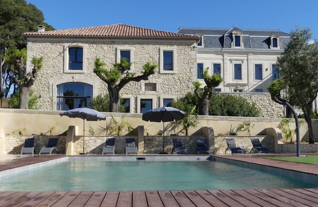 Château La Vidalle - Gite Caroual - Vue sur la Piscine et les Chevaux