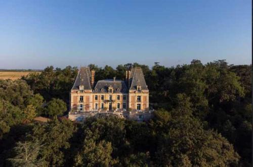 Château Stay – 1BR 4P with Pool & Park Access