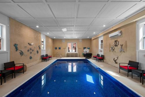 Cha Chas Castle 8BR Sleeps 30 w Pool Jacuzzi