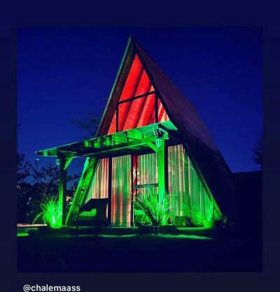 Chalé de madeira com vista para o rio