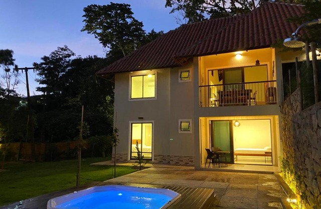 Chalé Novo - 4 quartos - 12 camas - Hidromassagem e Ar condicionado nos quartos - Cond Montserrat