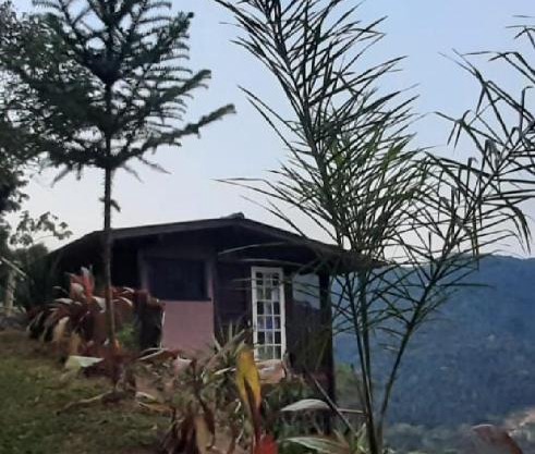 Chalé Pakere Bellavista - visão magnífica do vale e montanhas a mais de mil metros de altitude, wi-fi, sauna, piscina e água de nascente - locação do chalé sem prestação de serviços