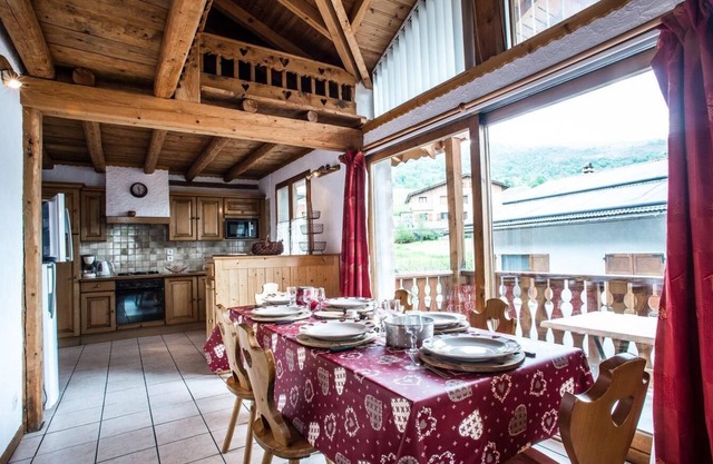 Chalet, terrace, balcony, fireplace or stove, parking, tv, ski locker, 120m²