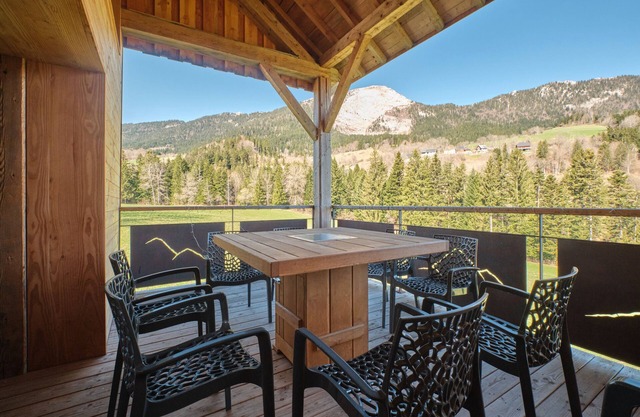 Chalet 'Les 3 Som' with Mountain View, Private Terrace and Wi-Fi