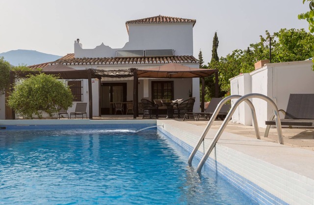 CHALE WITH POOL TO 1 KM FROM URBAN CENTER FOR 8 PEOPLE