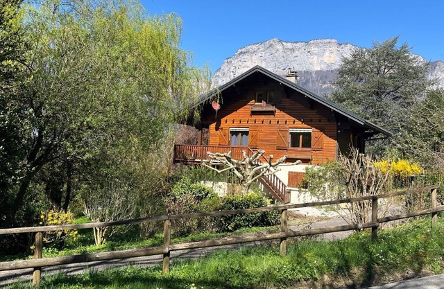 Chalet (2 to 5 people) in a peaceful setting at the foot of the mountains and 10 minutes from Lake Annecy
