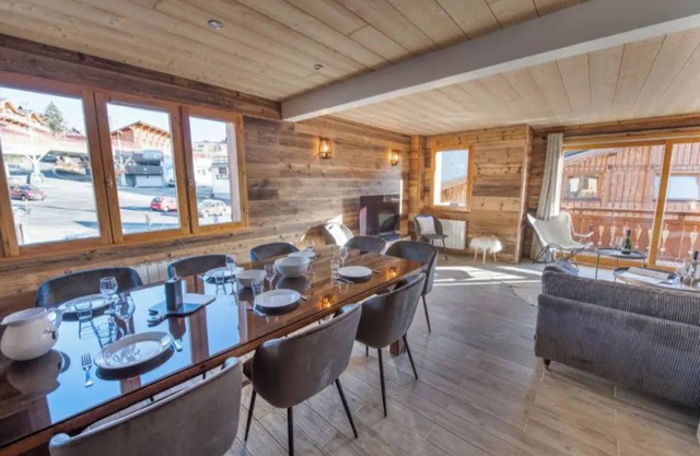 Chalet '24 Pers Sur La Roite Du Tour' with Balcony and Wi-Fi