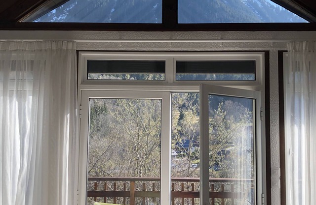 Chalet 3 bedrooms, 2 bathrooms, 70m2, south-facing with mountain views.