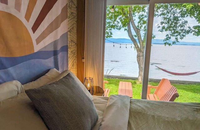 Chalet #7 Waterfront with Spa, Fireplace, Wifi & AC