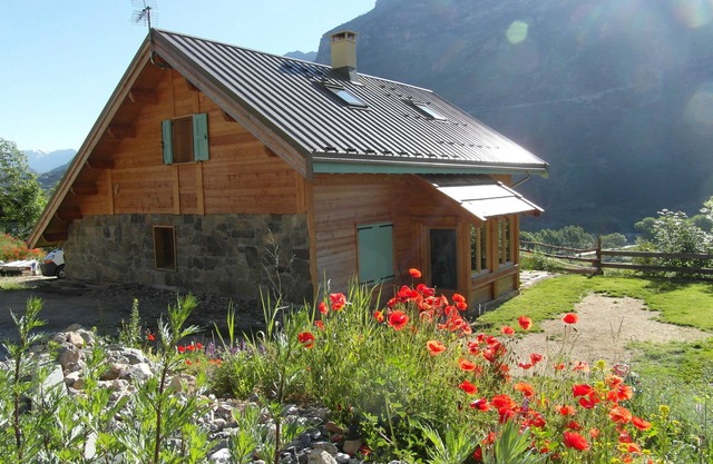 Chalet 80m2, Very quiet, exceptional view of the mountains