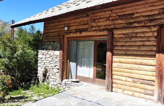 Chalet apartment surrounded by nature 1500m 50m from the slopes and shuttle
