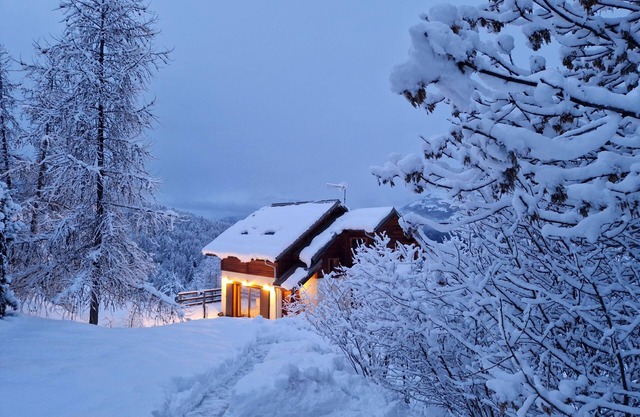 Chalet bois le Sauze, 12 pers, ideally located, self-contained, 360° view over the valley