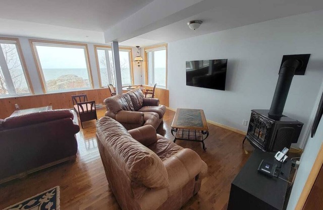 Chalet Douillet Avec Foyer, Directement sur le Bord du Fleuve, à 15 min du Bic !