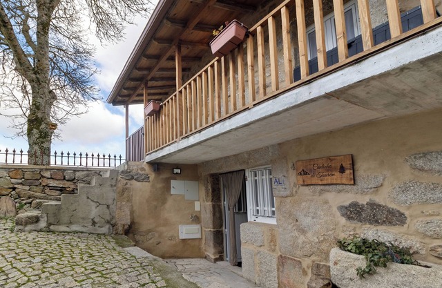 Chalet 'Cantinho De Tourem' with Mountain View, Private Terrace and Wi-Fi