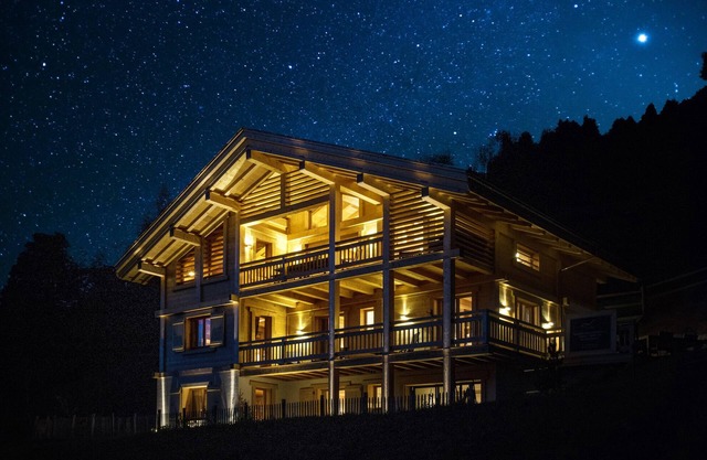 CHALET CELESTE 5* - 250m2, with jacuzzi & sauna, 200m to slopes, stunning view