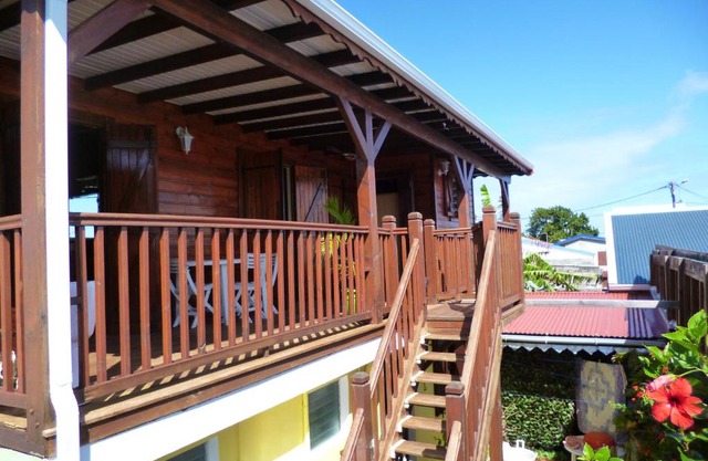 Chalet charmant au Moule avec terrasse et jardin