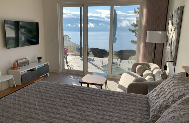 Chalet Coolanagatta.nnCozy studio with WiFi in awesome Killiney Beach, Vernon.