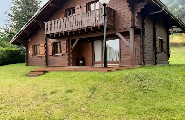 Chalet 'Des Charmes' with Mountain View, Private Terrace and Wi-Fi