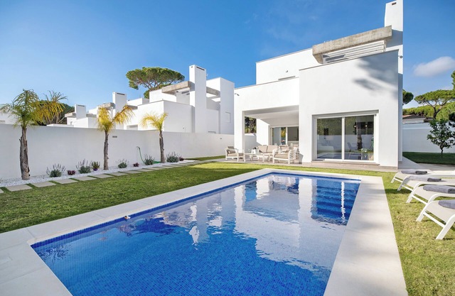 Chalet 'Villa Moderna En Chiclana' with Private Pool, Wi-Fi and Air Conditioning