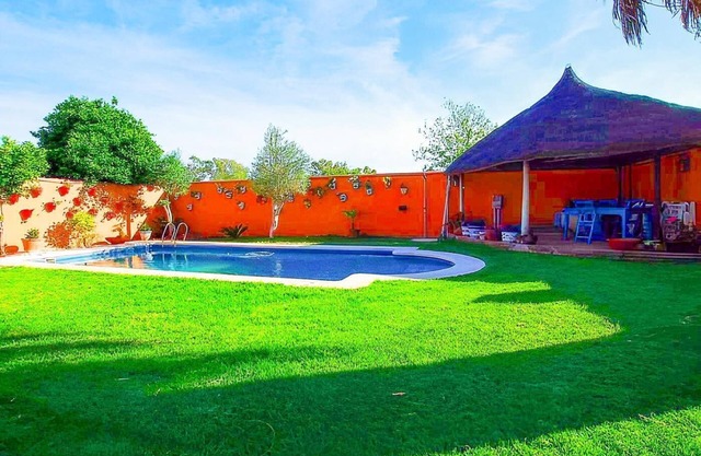 Chalet con piscina privada y amplio jardin