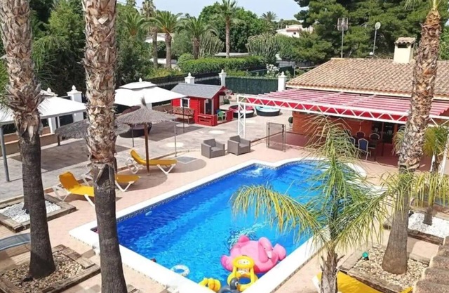 CHALET ELCHE, WIFI, FENCED SWIMMING POOL AND BARBEQUE