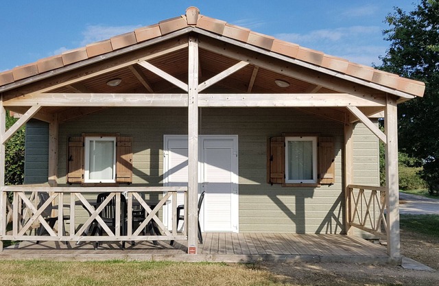 Chalet familial avec piscine chauffée, proche lac du Jaunay et plages, 2 chambres, terrain multisports