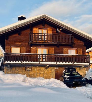 CHALET FAMILIAL AU PIED DES PISTES ET COMMERCES