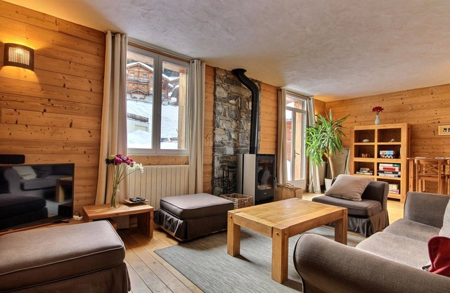 Chalet for 12 with sauna, jacuzzi, wifi, parking, pets allowed