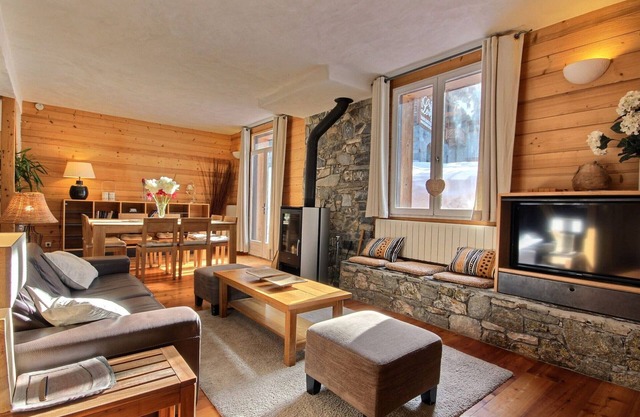 Chalet for 12, sauna, jacuzzi, pets allowed, parking