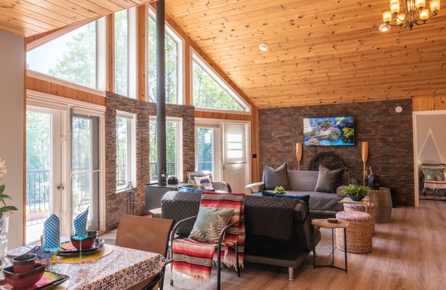 Chalet for summer stays~ Next To Rushing River Park, Kenora ~ Includes Kayaks!