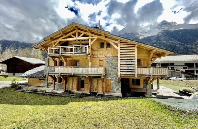Chalet 400 m2 - 8 bedrooms, at the foot of the slopes and lifts - up to 25 people