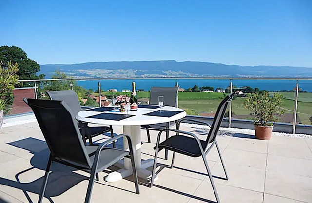 Chalet ideal for relaxing, with breathtaking lake and mountain views