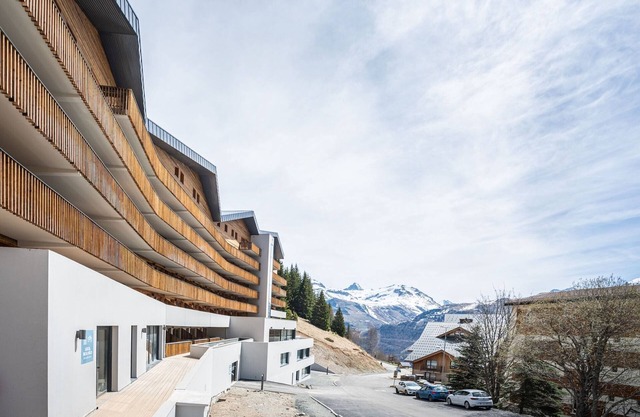 Chalet in Auris-en-Oisans with Balcony Views