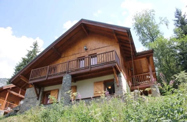 Chalet in Oz, 150m from Alpe d'Huez ski area