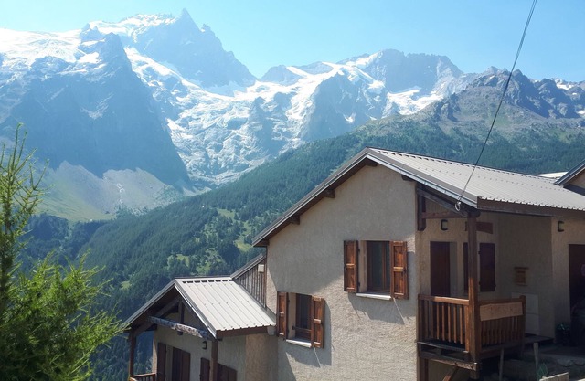 Chalet in the mountains facing La Meije