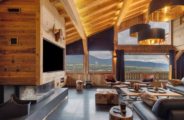 Chalet 'Isabella Lodge Pyrénées' with Lake View, Private Terrace and Wi-Fi