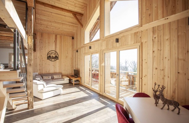 Chalet 'L'Échappée Des Rêves' with Mountain View, Private Terrace and Wi-Fi