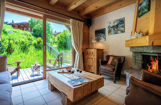 Chalet L'Ours Blanc - ski-in ski-out base for 8, open fire - OVO Network