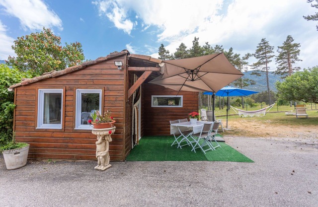 Chalet 'Le Nid Douillet Havre De Paix' with Mountain View, Shared Garden and Wi-Fi