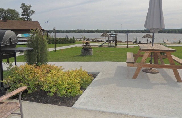 Chalet Le Tricia on the edge of the lake