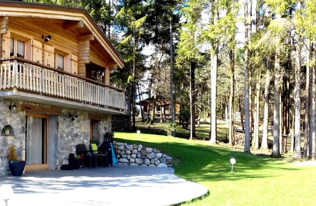 CHALET LES CLARINES between lake and mountains